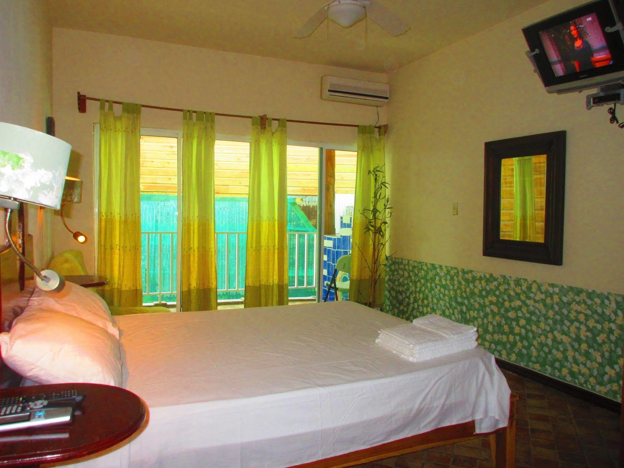 Los Balcones Over The Sea Hotel Bocas del Toro Bagian luar foto