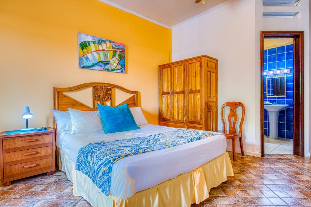 Los Balcones Over The Sea Hotel Bocas del Toro Bagian luar foto